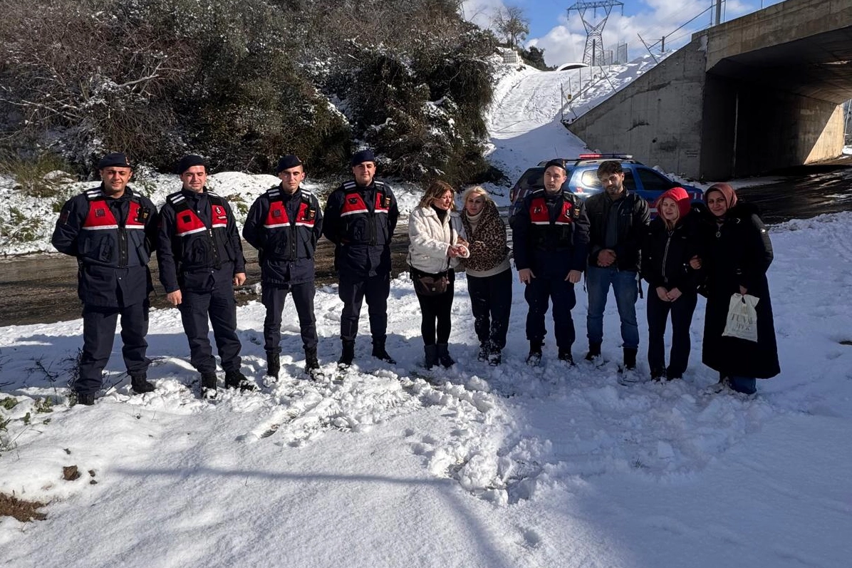 Yılın ilk kurtarma operasyonu Bursa Jandarma'dan... Kestel'de donmak &uuml;zere olan aile kurtarıldı