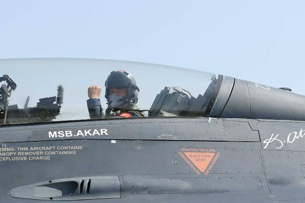 Bakan Akar F-16'nın kokpitinde!