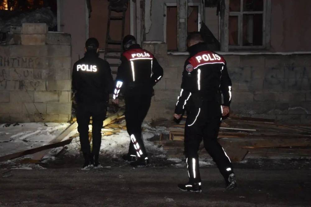 Erzincan polisi suçlulara göz açtırmıyor; Aranması olan 35 şüpheli yakalandı
