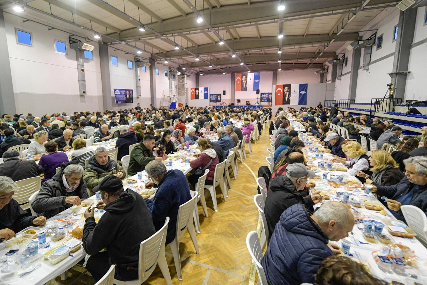 İzmir B&uuml;y&uuml;kşehir&rsquo;in iftar sofrası Fo&ccedil;a&rsquo;da kuruldu