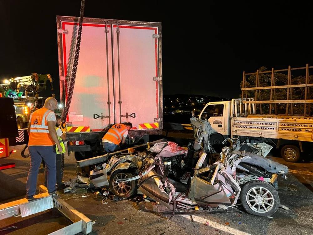 Çatalca TEM Otoyolu’nda 5 aracın karıştığı zincirleme kazada 4 çocuk hayatını kaybetti

