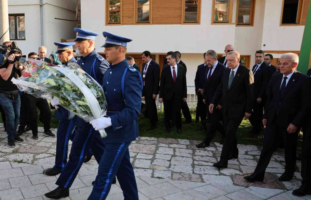 Cumhurbaşkanı Erdoğan, Bosna Hersek’in merhum lideri Aliya İzzetbegoviç’in kabrini ziyaret etti
