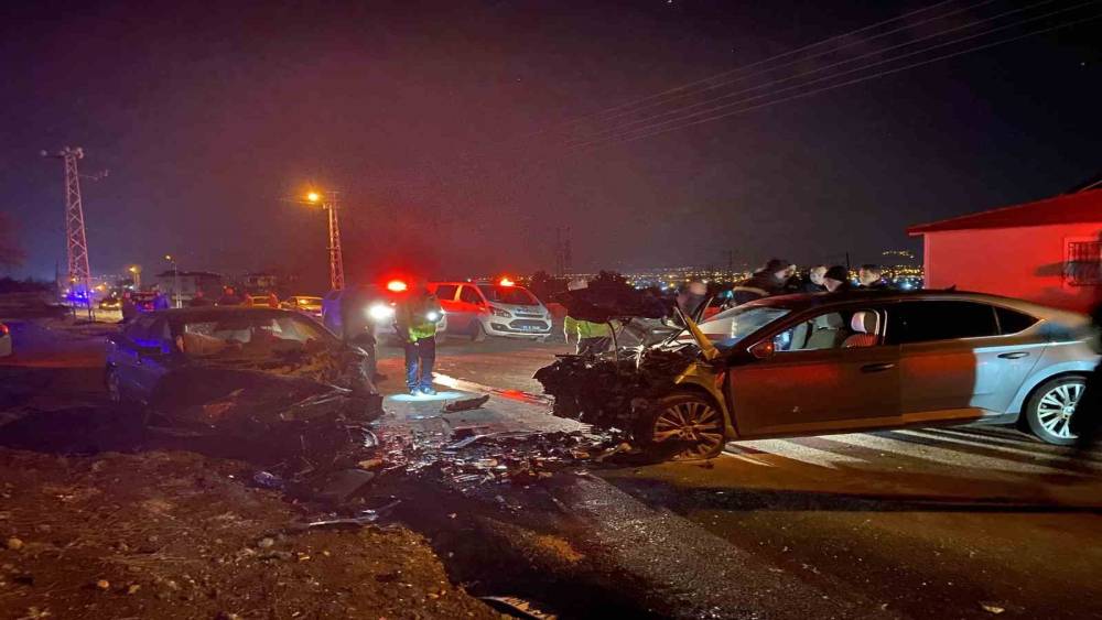 Erzincan’da iki otomobil çarpıştı: 1’i ağır 3 yaralı
