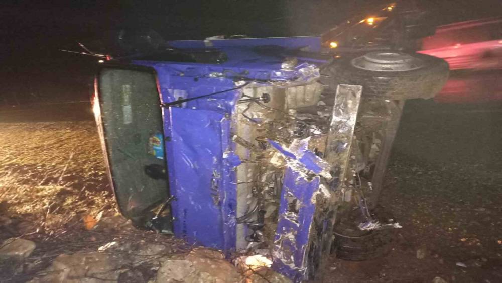 Mardin’de kontrolden çıkan kamyon devrildi: 3 yaralı
