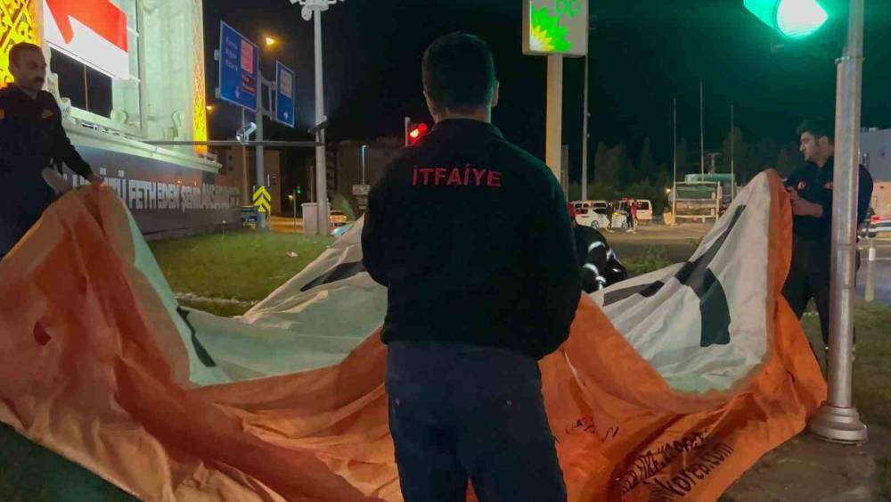 35 metre y&uuml;kseklikteki esere &ccedil;ıkan alkoll&uuml; şahıs ekiplere zor anlar yaşattı
