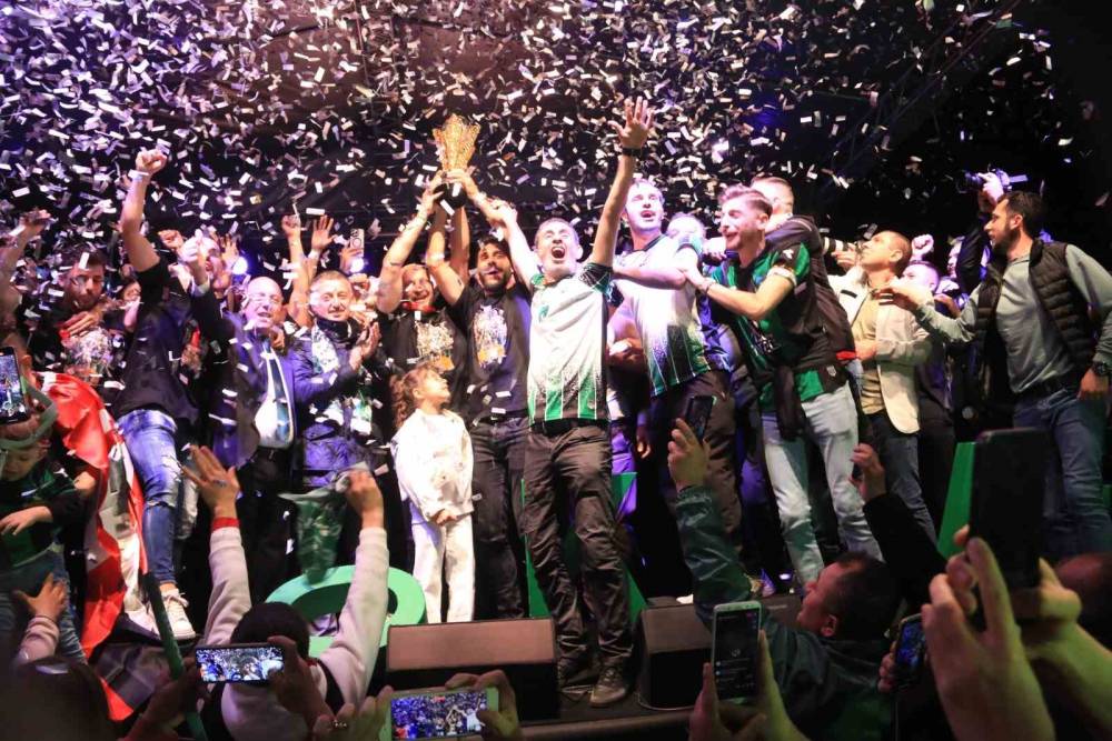 Kocaelispor şampiyonluğu coşkuyla kutladı
