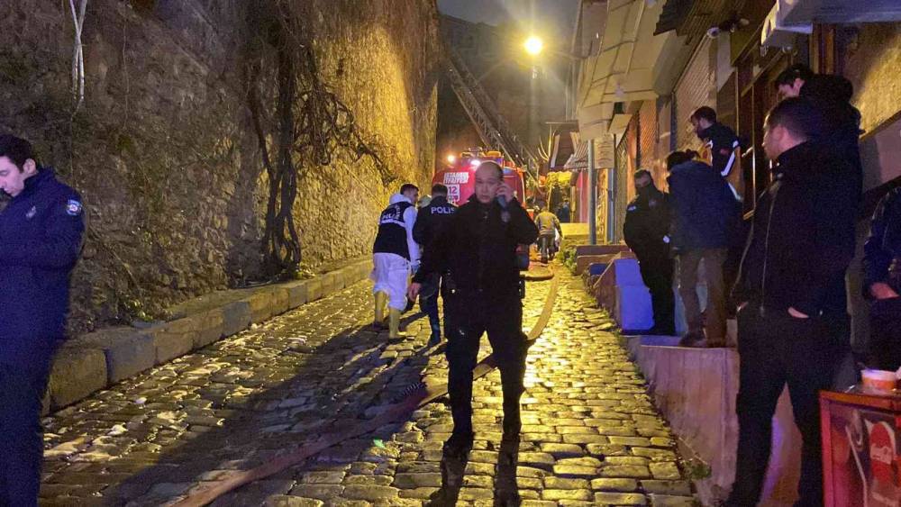Beyoğlu’nda Ermeni Kilisesi’ndeki yangın söndürüldü: 1 ölü, 2 yaralı
