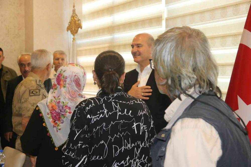 İçişleri Bakanı Soylu, Diyarbakır’da evlat nöbeti tutan ailelerle bir araya geldi

