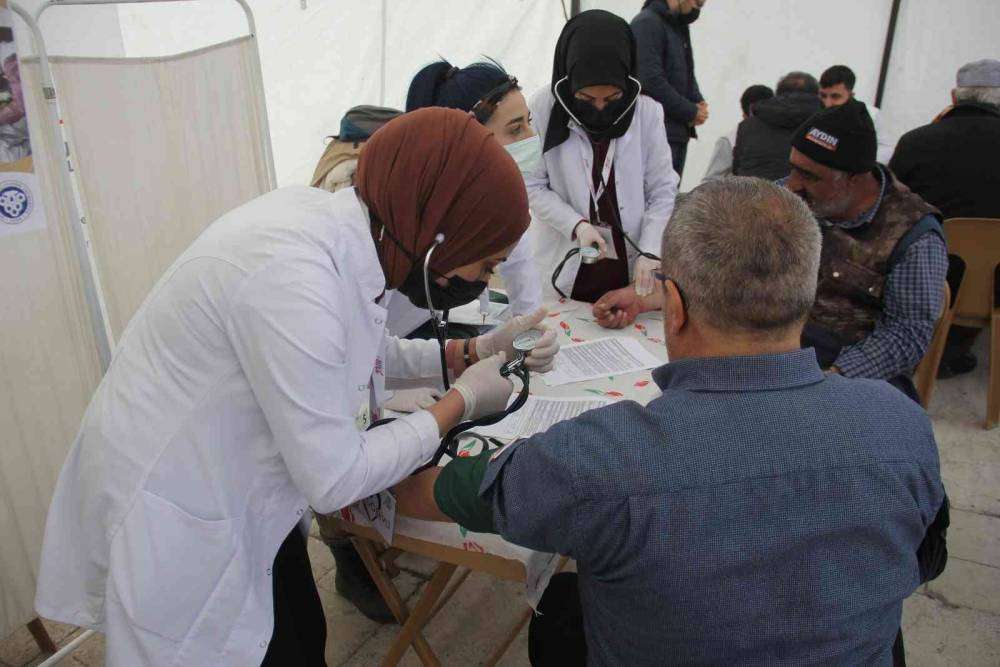 Genç hekimler vatandaşları sağlık taramasından geçiriyor
