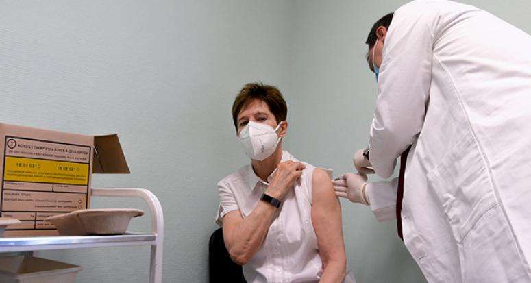 Macaristan'da ilk Covid-19 aşısı vuruldu