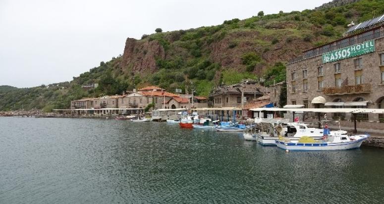 Assos Antik Liman'da kaya ıslahı çalışmaları sürüyor