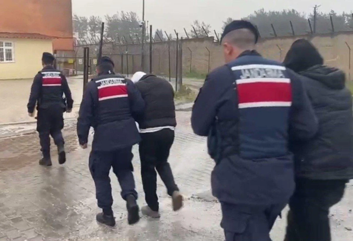 &Ccedil;anakkale İl Jandarma Komutanlığı operasyonlarında 90 ka&ccedil;ak yakalandı